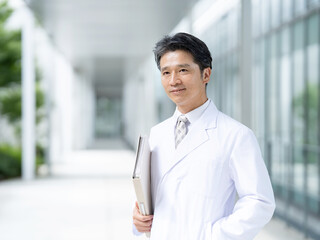白衣を着た男性