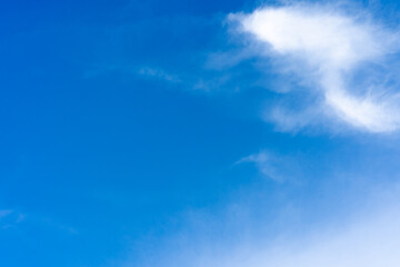 Obraz premium Abstract background with tiny cloud and blue sky.