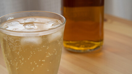 テーブルの上のハイボール。炭酸飲料。冷たい飲み物。