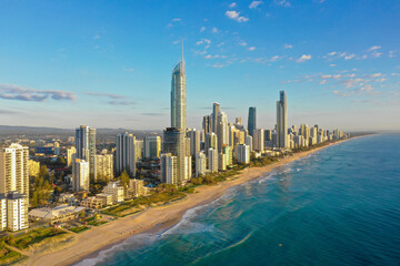 オーストラリアゴールドコーストのサーファーズパラダイスのビーチをドローンで撮影した空撮写真 Aerial drone shot of the beach at Surfers Paradise on the Gold Coast, Australia.