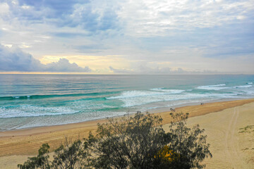 オーストラリアゴールドコーストのサーファーズパラダイスのビーチをドローンで撮影した空撮写真 Aerial drone shot of the beach at Surfers Paradise on the Gold Coast, Australia.