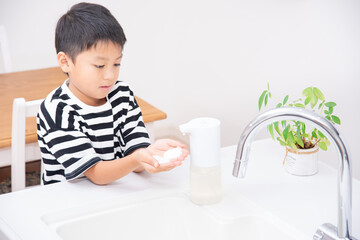 手を洗う小学生の男の子