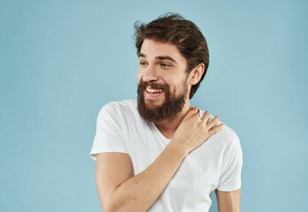 Obraz premium Man in a white t-shirt hand gestures Lifestyle