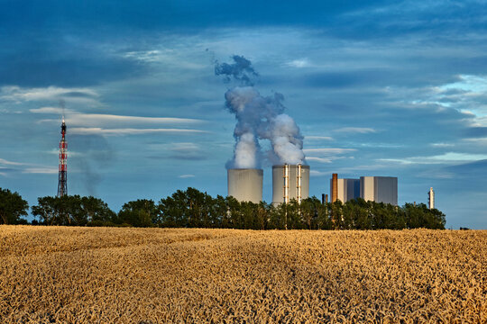Die Hochfackel des DOW Olefinverbund GmbH Werk es B&ouml;hlen neben dem Kraftwerk Lippendorf der LEAG und EnBW.