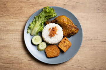 Fried chicken wings with rice