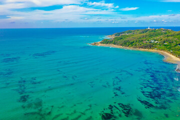 Fototapeta na wymiar オーストラリアのバイロン・ベイのビーチをドローンで撮影した空撮写真 An aerial drone shot of the beach at Byron Bay, Australia. 