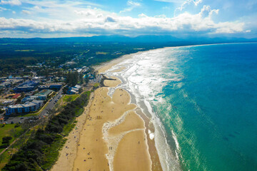 オーストラリアのバイロン・ベイのビーチをドローンで撮影した空撮写真...