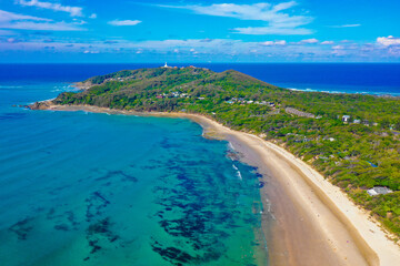 オーストラリアのバイロン・ベイのビーチをドローンで撮影した空撮写真 An aerial drone shot of the beach at Byron Bay, Australia. 