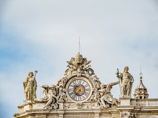 Fototapeta na wymiar 屋上の時計と彫像 
