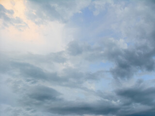 Fototapeta na wymiar 雲の多い空