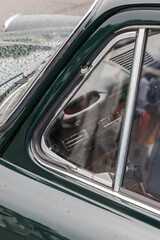 古い車の窓　window of the old car of the triangle