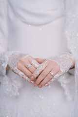 bride hand with the white henna