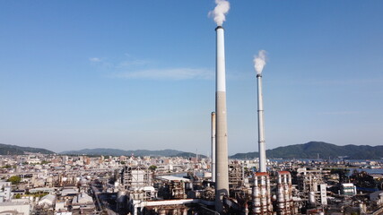 工場の煙突と日本の街並み　山口県周南市の景色
