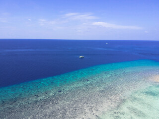 Obraz premium Tropical beach landscape. beautiful ocean wave, blue water and cloudy sky.