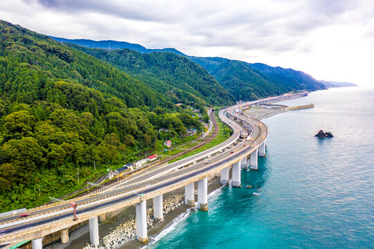 親不知の北陸自動車道、国道8号線、えちごトキめき鉄道日本海ひすいライン（新潟県糸魚川市）
