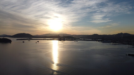 Obraz premium 日本の自然と景色！コンビナートと太陽と海