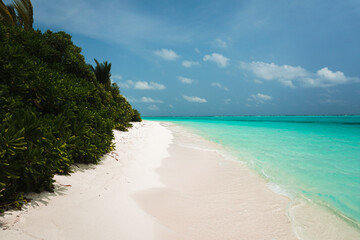 Obraz premium Tropical beach landscape. beautiful ocean wave, blue water and cloudy sky.