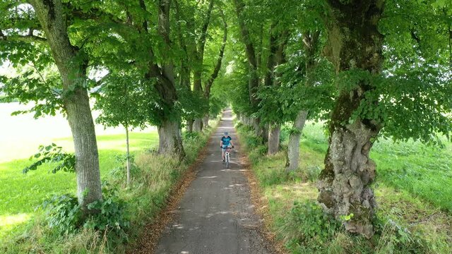 Radfahrer in der Kurf&uuml;rstenallee bei Marktoberdorf