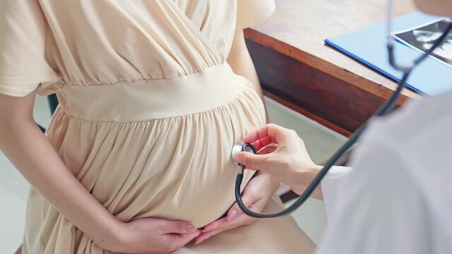 診察を受ける妊婦　産婦人科　レディースクリニック