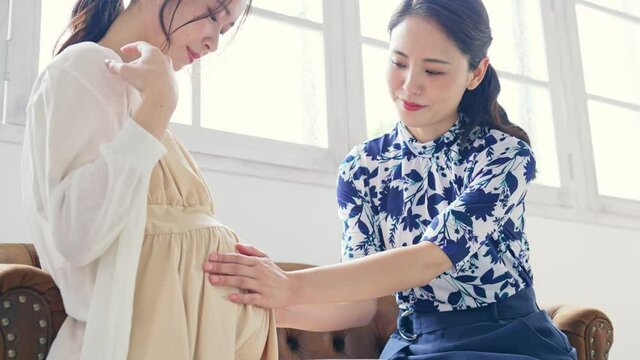 会話する妊婦と女性　マタニティーイメージ