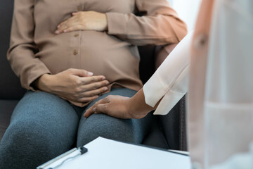 Obraz premium A doctor, psychiatrist, or obstetrician discusses symptoms of gestational depression in pregnant women while encouraging to become pregnant. The mother is unhappy, worried and stressed. Mental health.