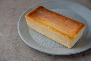 大皿に乗ったパウンド型のチーズケーキ　カットする前