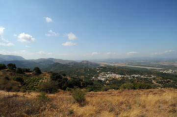 Le village de Lyctos et l'aérodrome de Kastelli vu depuis le site antique de Lyctos en Crète