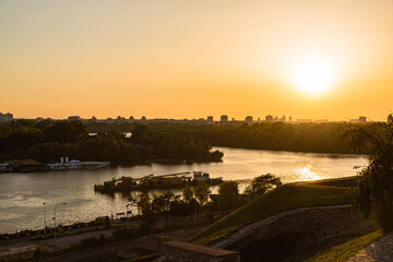 セルビア　ベオグラードの要塞から見えるサバ川とドナウ川の合流地点と夕日