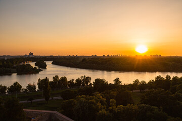 セルビア　ベオグラードの要塞から見えるサバ川とドナウ川の合流地点と夕日