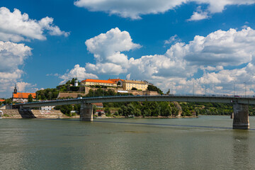 Fototapeta na wymiar セルビア　ノヴィ・サドのドナウ川に架かるヴァラディン橋とペトロヴァラディン要塞