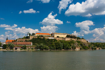 Fototapeta na wymiar セルビア　ノヴィ・サドのドナウ川とペトロヴァラディン要塞