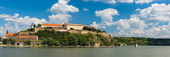 Obraz premium セルビア ノヴィ・サドのドナウ川とペトロヴァラディン要塞