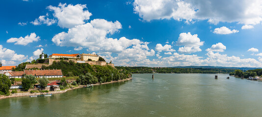 セルビア　ノヴィ・サドのヴァラディン橋から望むペトロヴァラディン要塞とドナウ川 - obrazy, fototapety, plakaty