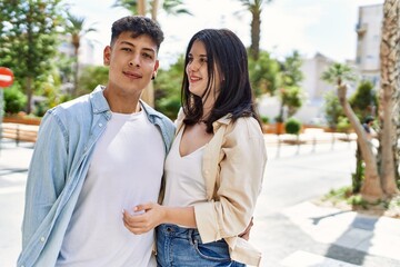 Naklejka premium Young hispanic couple of boyfriend and girlfriend together outdoors on a sunny day