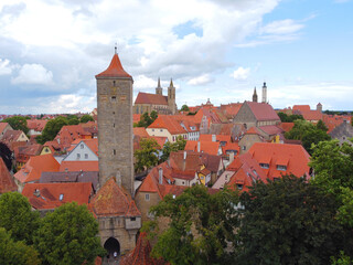 Fototapeta premium Rothenburg ob der Tauber, Deutschland: Ein Turm vor der Altstadt