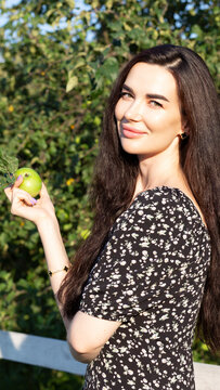 Photo beautiful woman in the apple garden