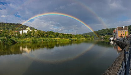 Regenbogen am Fluss