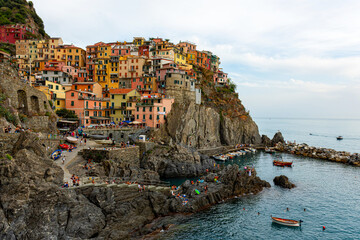 Fototapeta na wymiar picturesque village of Manarola with colourful houses at the edge of the cliff Riomaggiore