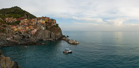 Fototapeta na wymiar picturesque village of Manarola with colourful houses at the edge of the cliff Riomaggiore