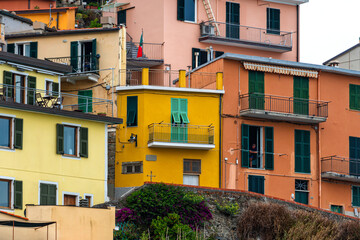 Fototapeta na wymiar scenic view of colorful village Manarola and ocean coast in Cinque Terre, Italy