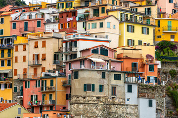 Fototapeta na wymiar scenic view of colorful village Manarola and ocean coast in Cinque Terre, Italy