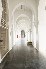 Fototapeta na wymiar White corridors of Islamic buildings