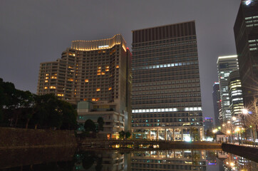 夜の皇居のお堀（和田倉門）