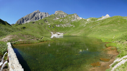 Fototapeta na wymiar Panoramique lors de la randonnée des 5 lacs du Forclaz : sur le bord du barrage du Lac Esola