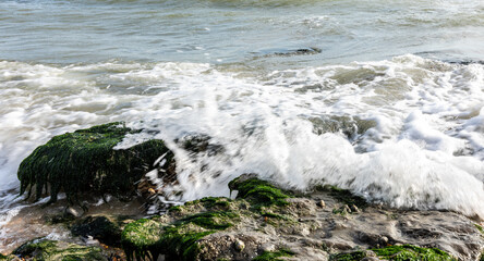 Vagues venant d'écraser sur les rochers