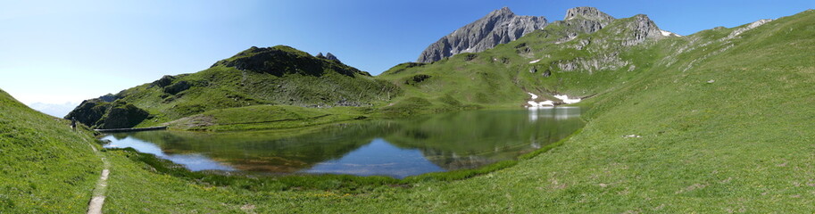 Fototapeta na wymiar Panoramique lors de la randonnée des 5 lacs du Forclaz : Lac Esola rive Est