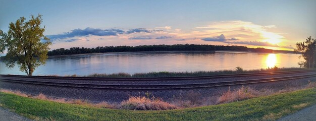 Obraz premium Mississippi River at sunset in southern IL by the Chester crossing.