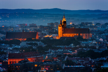 Nocna Panorama na stare miasto i kościół mariacki w Krakowie po zachodzie słońca z Kopca...
