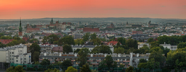 Panorama na stare miasto w Krakowie o zachodzie słońca z Kopca Krakusa © Sebastian