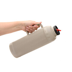 Mão segurando uma garrafa térmica. Recipiente usado para manter a temperatura da água quente ou fria por mais tempo.	